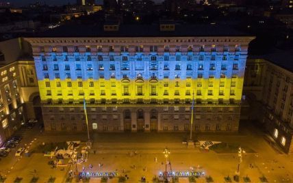 У Києві синьо-жовтими кольорами підсвітили будівлю міської адміністрації