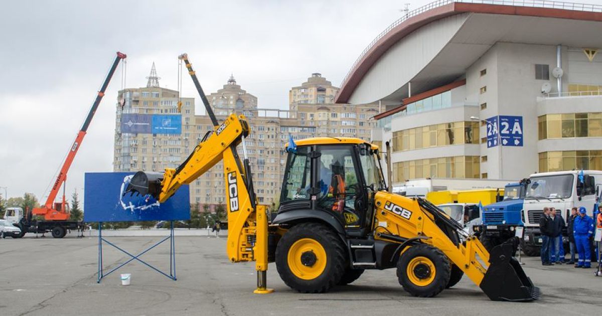 Во время соревнований операторов и водителей спецтехники в Киеве / © Киевводоканал