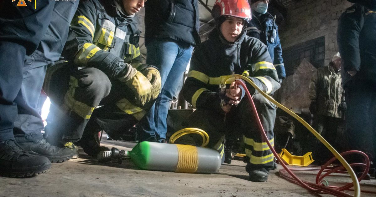 У Києві чоловіка привалило на підприємстві промисловим устаткуванням вагою 9 тонн