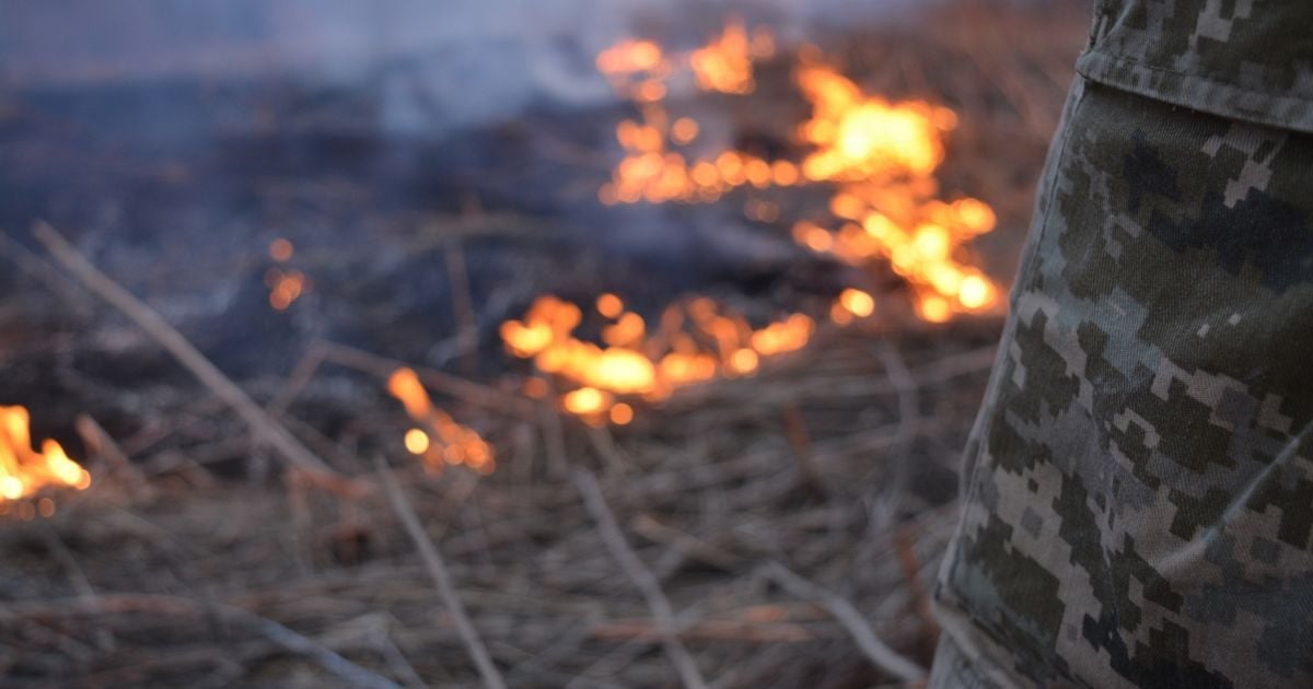 Терористи обстріляли Мар’їнку трасованими патронами: військові швидко загасили масштабну пожежу