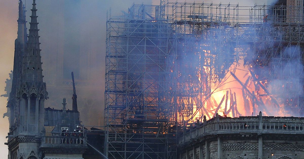 Французы, наблюдающие за борьбой с пожаром в соборе Парижской Богоматери, исполняют национальный гимн
