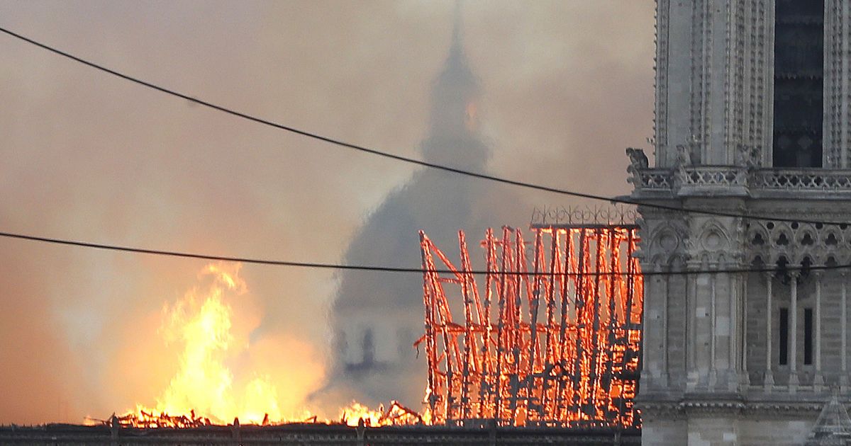 Девять часов борьбы с огнем. Главное, что надо знать о пожаре в Нотр-Даме