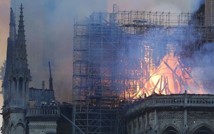 Французи, які спостерігають за боротьбою з пожежею в соборі Паризької Богоматері, виконують національний гімн