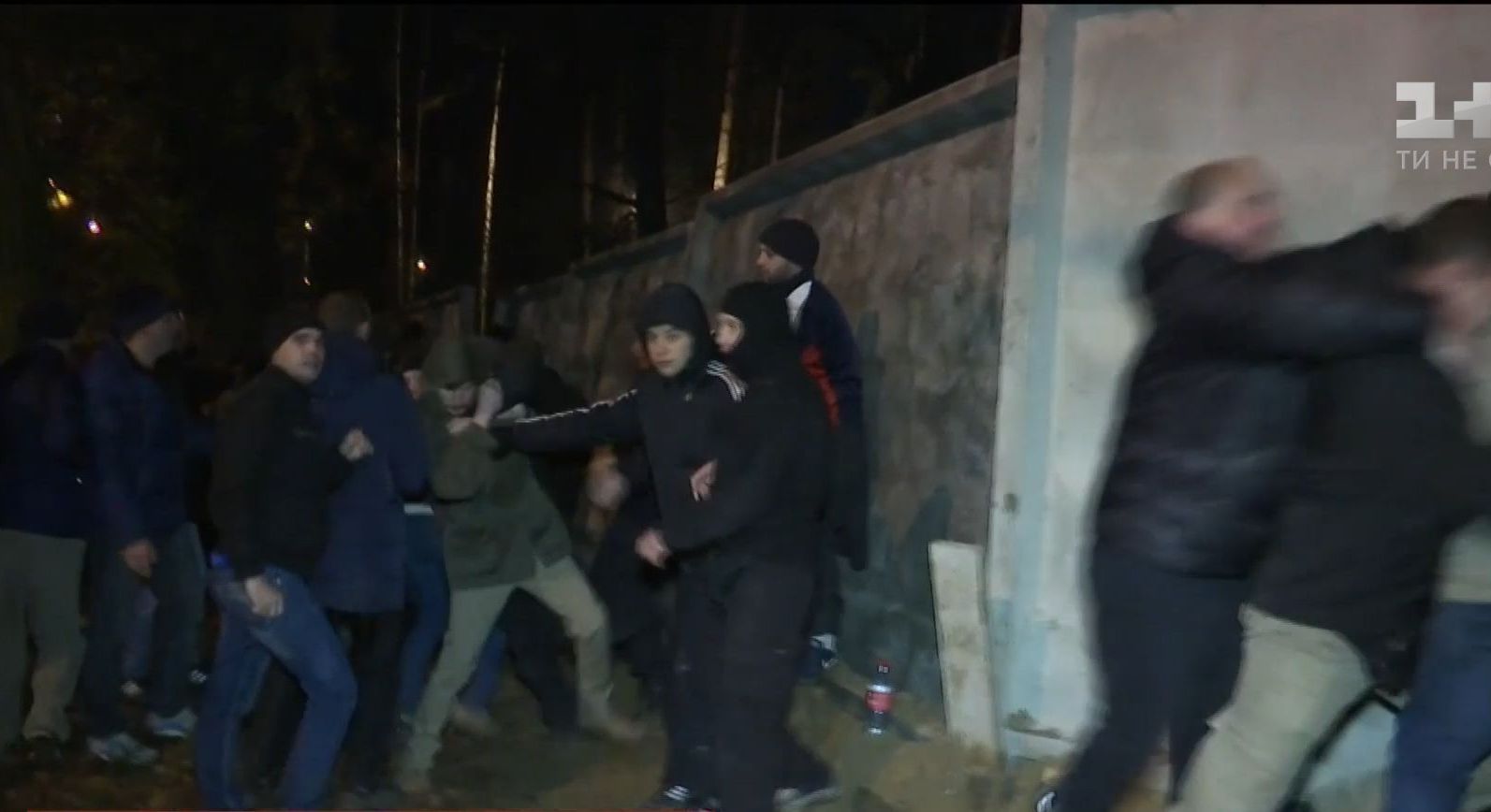 Сотні жителів спального району в Києві влаштували мітинг та завалили паркан будівництва