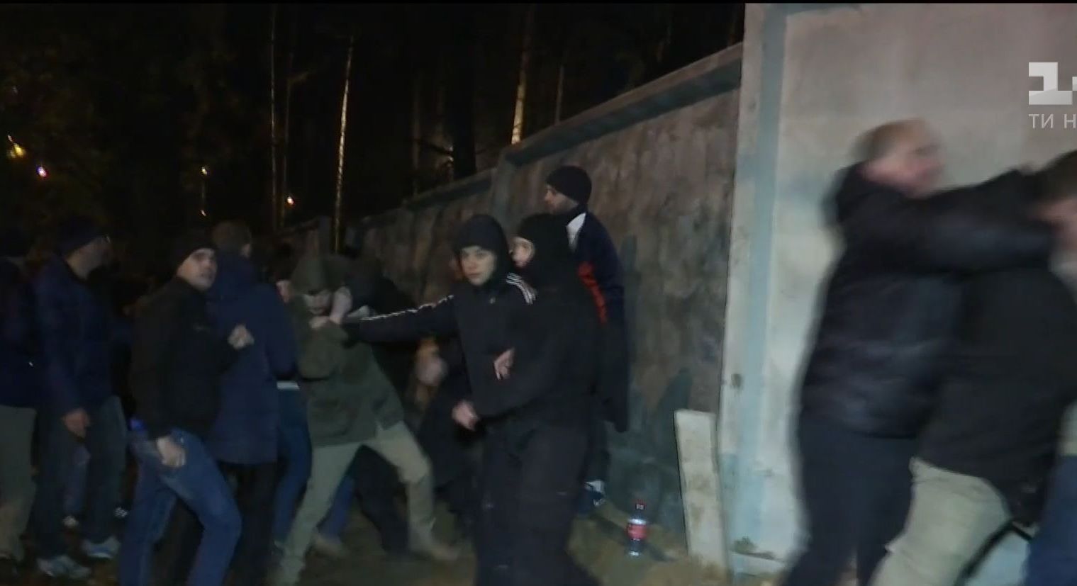 Сотни жителей спального района в Киеве устроили митинг и завалили забор строительства