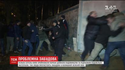 Сотні жителів спального району в Києві влаштували мітинг та завалили паркан будівництва