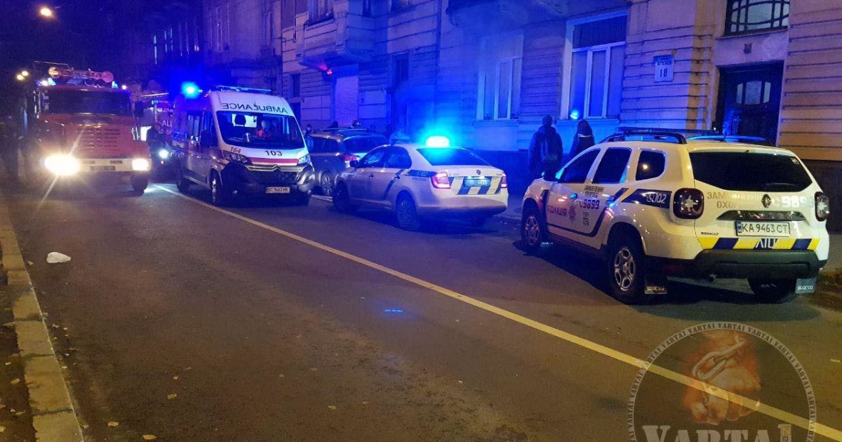 Змусили всіх лягти, пограбували та підпалили приміщення: у центрі Львова невідомі напали на салон краси