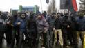 Протест под телеканалом "НАШ": потасовки, парализованное движение транспорта и угрозы выброситься из окна