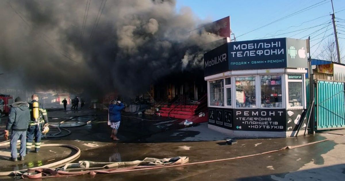 У Кривому Розі через пожежу на звалищі згоріла частина ринку