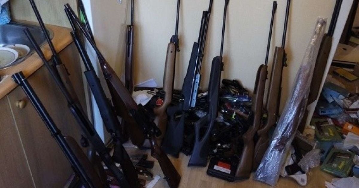 Мачете і понад півсотні пістолетів. Поліція виявила у киянина величезний арсенал нелегальної зброї