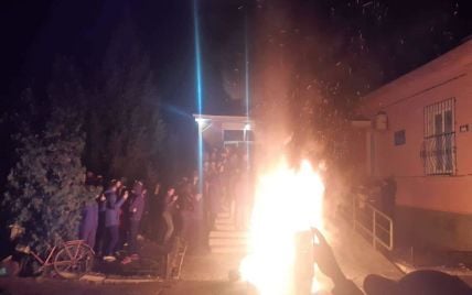 Загадкова смерть хлопця на Чернігівщині: у Прилуках сотні людей пікетують поліцію, палають шини