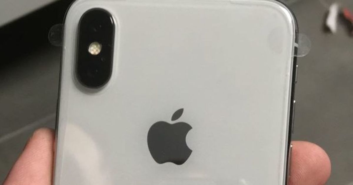 В одеському аеропорту прикордонники вилучили майже півсотні iPhone X 