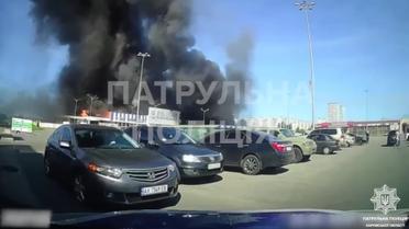 Появилось видео первых минут после удара РФ по "Эпицентру" в Харькове