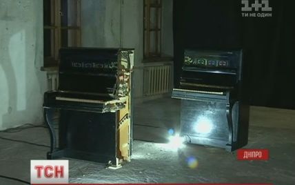 В Днепре показательно разрезали пианино, чтобы привлечь внимание к культуре