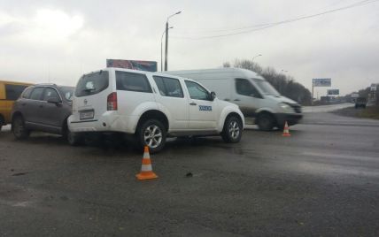 У Харкові позашляховик протаранив авто ОБСЄ, є постраждалі