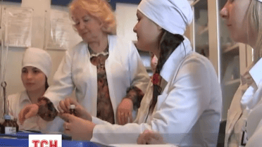 Студенти Луцького медичного коледжу на перервах складають аптечки життя