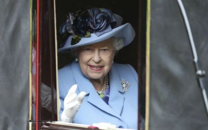 В красивом небесно-голубом наряде: королева Елизавета II открыла скачки в Аскоте