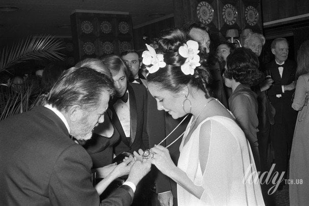 Элизабет Тейлор хвастается гостям на своем дне рождении подарком от мужа — колье «Тадж-Махал», 1972 год / © Getty Images