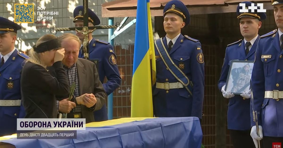 Зник навесні, а знайдений восени у братській могилі: в Києві попрощались із "азовцем"
