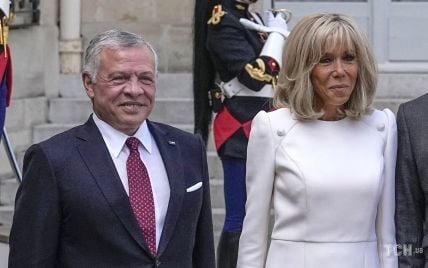 На встрече с королем Иордании: 69-летняя Брижит Макрон белым коротким платьем подчеркнула стройные ноги