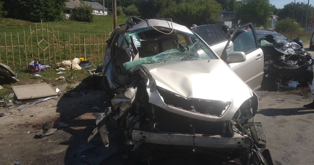 Під Києвом сталася масштабна ДТП: рятувальники вирізали з авто п'ятьох постраждалих