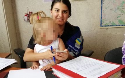 В Киеве бабушка специально оставила маленьких внучек у магазина: что случилось с детьми