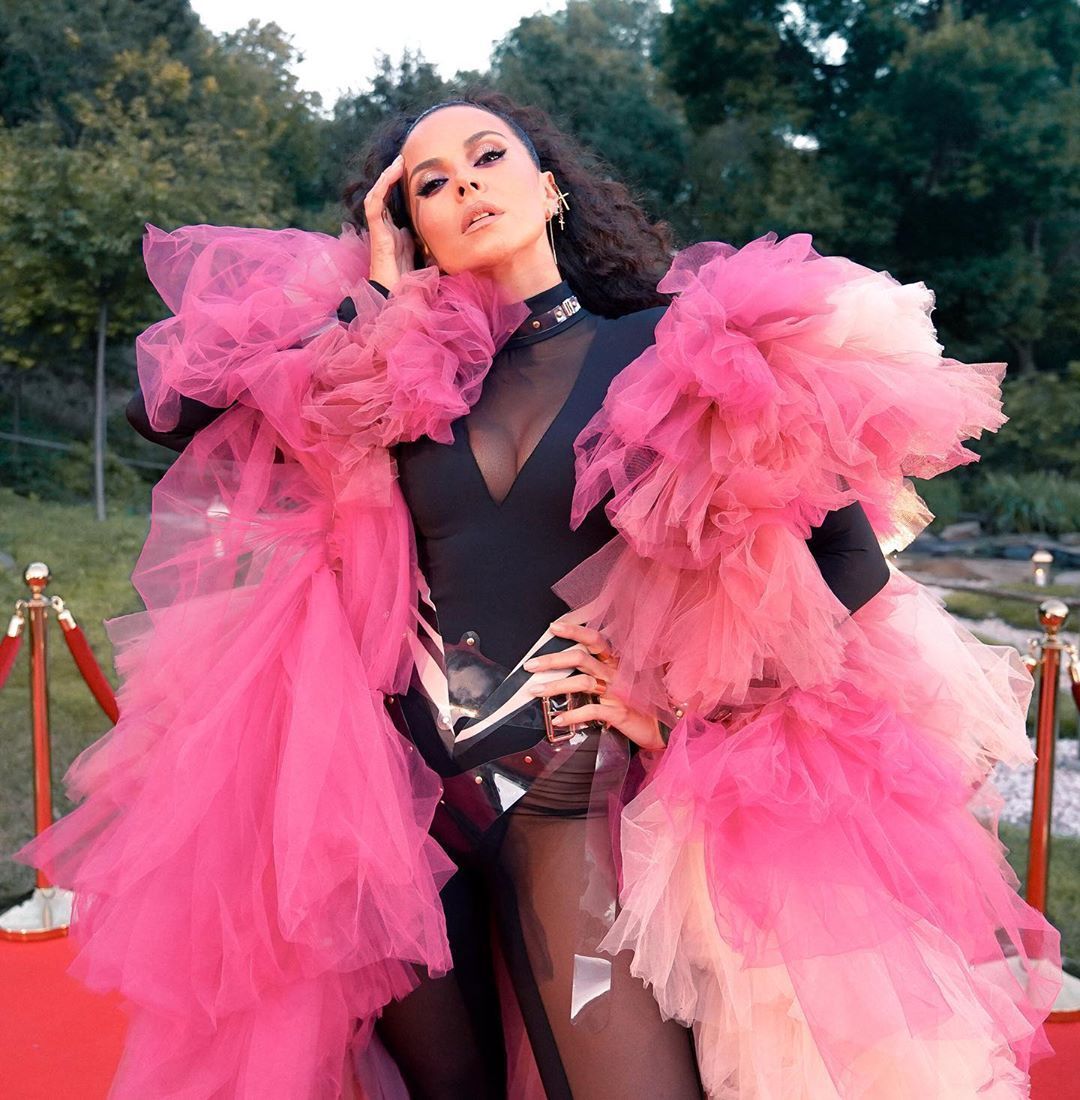 Порно салқын аяқтардың арасын жалайды