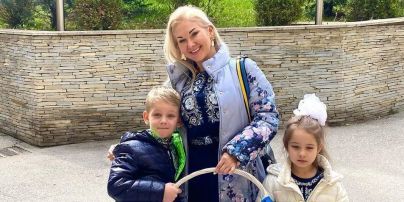 Сходили до церкви: Катерина Бужинська з дітьми посвятила паски — Шоу-бізнес