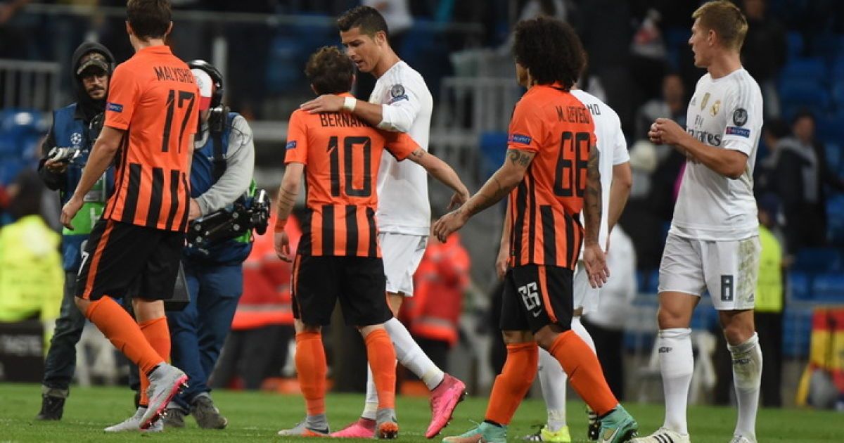 Роналду втішає Бернарда.