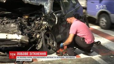 Більше десятка пасажирів шпиталізували внаслідок ДТП на околиці Києва