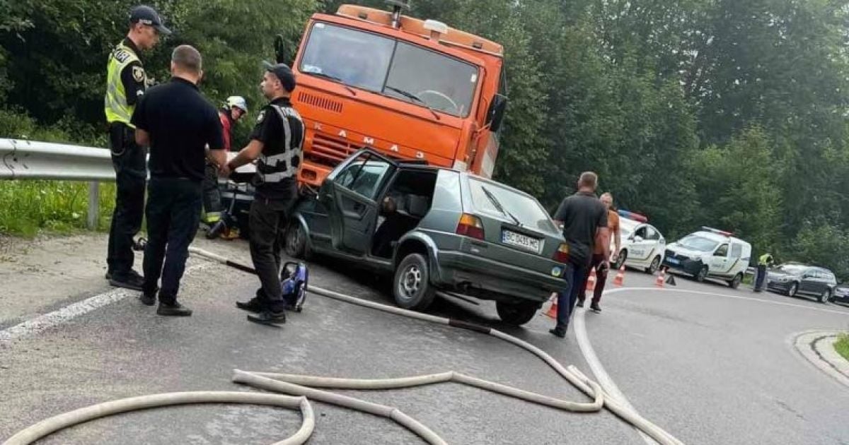 Во Львовской области легковушка влетела в грузовик: двое человек погибли на месте (фото)