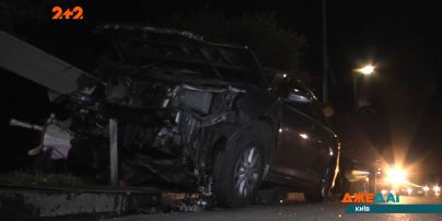 Неопытный водитель завершил аварией свой заезд на большой скорости в Киеве