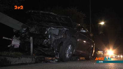 Неопытный водитель завершил аварией свой заезд на большой скорости в Киеве