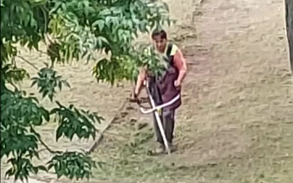 У Києві комунальниця стригла землю газонокосаркою: з'явилося відео