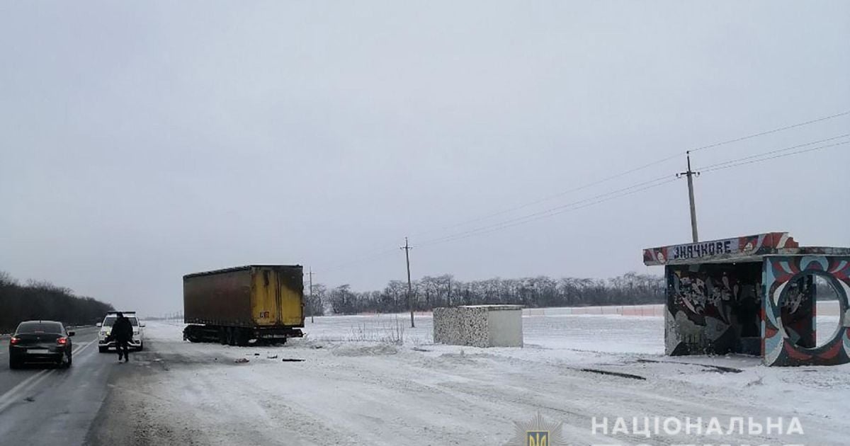 В Запорожской области фура сбила женщину, стоявшую на остановке общественного транспорта