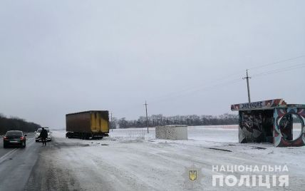В Запорожской области фура сбила женщину, стоявшую на остановке общественного транспорта