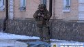 Український військовий біля уламків збитого ворожого дрона