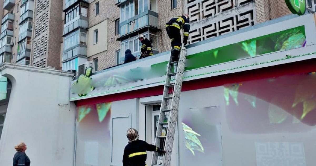 В Ірпені жінка випала з вікна на дах аптеки