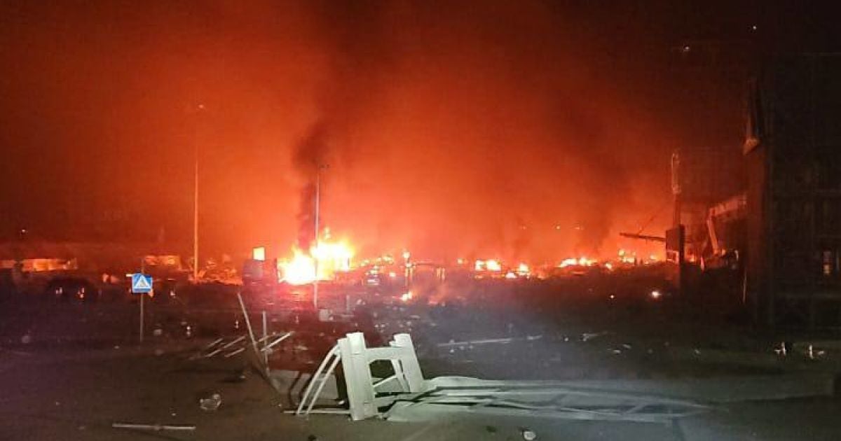 В Киеве после мощных взрывов произошел масштабный пожар в спальном районе
