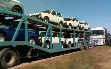 Мэр Конотопа остановил караван фур, которые завозили в Украину подержанные "Нивы" из России