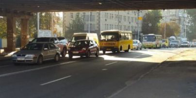 В Киеве из-за прорыва трубы изменили маршруты ряда троллейбусов