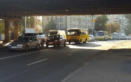 В Киеве из-за прорыва трубы изменили маршруты ряда троллейбусов