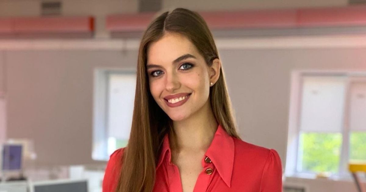 Дружина Комарова у легкій блакитній сукенці захопила красою