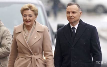В элегантном пальто, брюках цвета кэмел и на шпильках: первая леди Польши приехала в Латвию