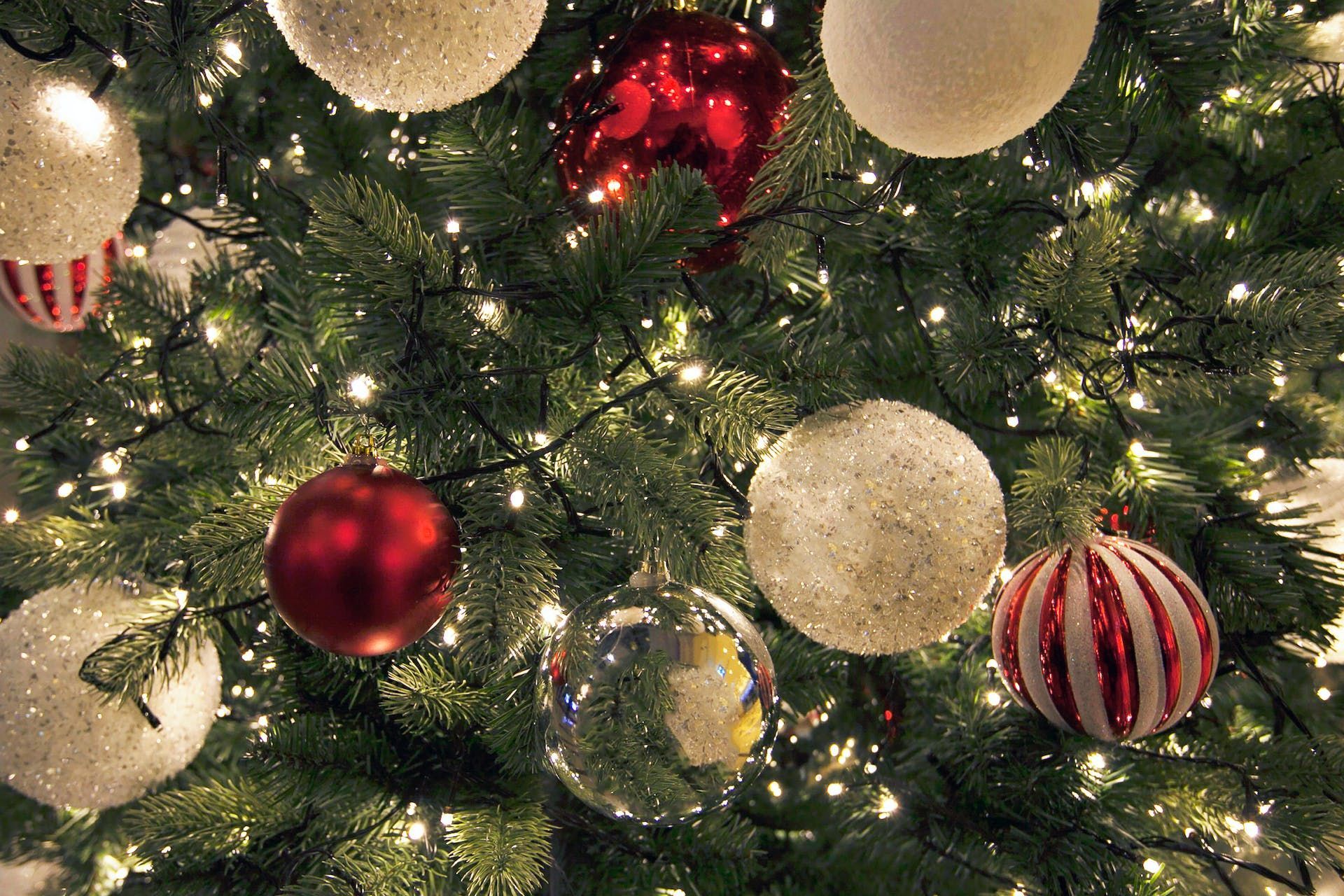 Елка с золотыми и красными шарами – классика новогоднего декора