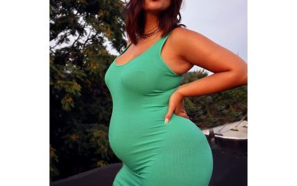 Тренировки не бросает: беременная Эшли Грэм показала, как меняется ее фигура