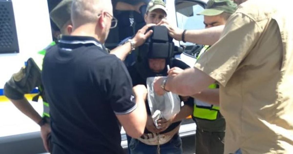 Україна видала Польщі жорстокого вбивцю-ґвалтівника - його перевозили у масці, кайданках та ланцюгах