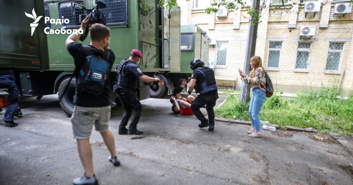 поліція нападає