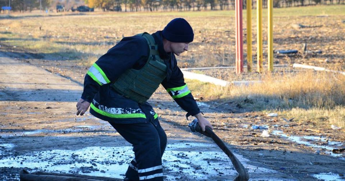 У Сватовому продовжують ліквідовувати наслідки масштабної пожежі на військових складах. / © Facebook/прес-центр штабу АТО