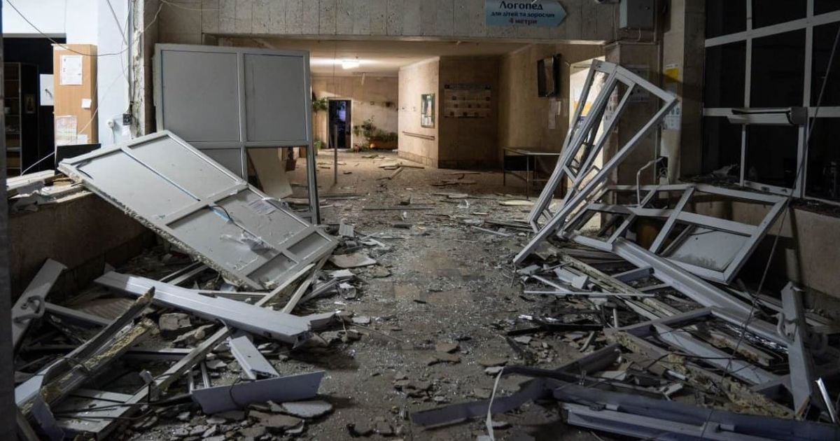 Возле закрытого укрытия в поликлинике Киева погибли три человека, среди которых — ребенок.